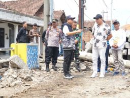 Hasil Pekerjaan Molor, Sidak Proyek Infrastruktur di Bringinbendo dan Trosobo, Bupati Sidoarjo Kecewa Berat