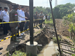 Rawan Picu Banjir, Bupati Sidoarjo Instruksikan Penanganan Cepat Tanggul Sungai Temu Prambon yang Ambrol