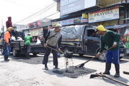 Wabup Sidoarjo Pantau Satgas Jalan Dinas PUBM Sidoarjo Perbaiki Jalan Rusak di Beberapa Titik Juga di Pasar Larangan