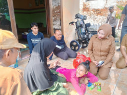Wabup Sidoarjo Serahkan Bantuan 2 Kursi Roda untuk 2 Perempuan Warga Tulangan Berusia Dewasa