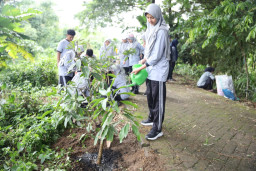 Kolaborasi ECOTON Bikin Lingkungan Hijau, Kader Adiwiyata SMA Al Muslim Peringati Hari Sejuta Pohon di Sungai Driyorejo