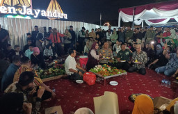 Warga Tumplek Blek Ikut Makan Bareng Wabup Sidoarjo di Monumen Jayandaru Alun-Alun Bersama Dewan dan Forkopimda