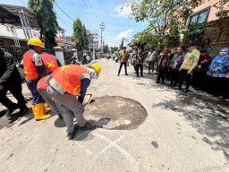Bupati Sidoarjo Turun Pantau Percepatan Perbaikan Jalan Rusak di Kota Delta