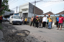 Targetkan Selesai Sebelum Lebaran, Pemkab Sidoarjo Kebut Perbaikan Jalan Berlubang di Berbagai Kecamatan