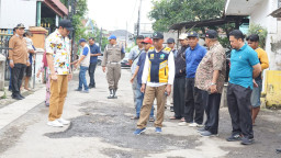 Bupati Sidoarjo Keliling Pastikan Perbaikan Jalan Berlubang di Gedangan - Betro Berjalan Maksimal