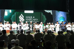 Ribuan Jamaah Lantunkan Sholawat, Bupati Sidoarjo Ikut Haul dan Harlah Pesantren Progresif Bumi Shalawat 2026