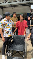 thumbnail Bupati Sidoarjo Serahkan Kursi Roda Sekaligus Pastikan Jaminan Kesehatan Ganti BPJS Kesehatan Mandiri ke PBI