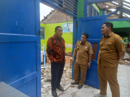 thumbnail Atap Kelas SMPN 1 Gedangan Ambruk Dimakan Rayap, DPRD Sidoarjo Dorong Dikbud Evaluasi Semua Sekolah Rawan Roboh