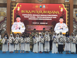 Saat Berbuka Bersama di Polresta Sidoarjo, Bupati Ajak Toga dan Tomas Jaga Kondusifitas Jelang Pilkades Serentak
