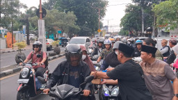 thumbnail PWI Sidoarjo Tebarkan Kebaikan di Bulan Suci Ramadhan, Berbagi Ratusan Paket Takjil ke Pengguna Jalan