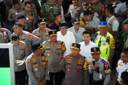 thumbnail Kapolri dan Bupati Sidoarjo Pastikan Pengamanan Mudik Lebaran Berjalan Maksimal dan Optimal di Terminal Bungurasih