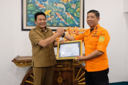 Baca juga : Dukung Operasi SAR Saat Bangunan Ponpes Al Khoziny Runtuh, Pemkab Sidoarjo Terima Penghargaan Basarnas RI