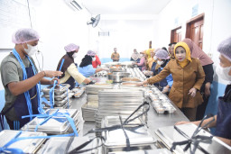 thumbnail Tiga Bulan Beroperasi Sudah Penuhi Standar, SPPG Kepuhkemiri Tulangan Disidak Wabup Sidoarjo