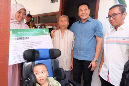 Bupati Sidoarjo Sidak RTLH Sekaligus Serahkan Bantuan Kursi Roda dan BPJS Kesehatan untuk Warga Taman
