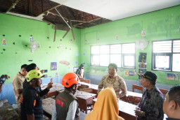 Baca juga : Ruang Kelas SDN 1 Sidokepung Ambruk dan Kekurangan Ruang, Bupati Sidoarjo Sarankan Pakai Dana BTT dan Bangun Lantai 2