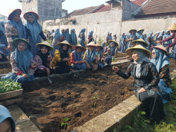 Peringati Hari Kartini, Perkuat Ketahanan Pangan Siswi dan Guru SMK YPM 8 Sidoarjo Gelar Program Srinam