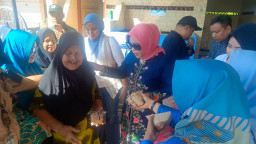 Naik Perahu Susuri Sungai, Wabup Mimik Idayana Peringati Hari Kartini Cek Pembangunan di Kampung Terpencil Sidoarjo