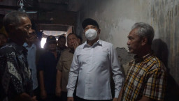 Bupati Sidoarjo Serahkan Kursi Roda dan Perbaikan RTLH Atap Bocor Lantai Banjir Bagi Warga Miskin di Waru dan Gedangan