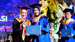 Di Tengah Sibuknya Tugas, Wabup Sidoarjo Mimik Idayana Resmi Sandang Gelar Sarjana Administrasi Publik dari Unitomo