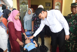 Bupati Subandi Sidak Tiga RTLH Sekaligus Salurkan Bantuan Kursi Roda Tiga Unit Bagi Warga Miskin di Tarik