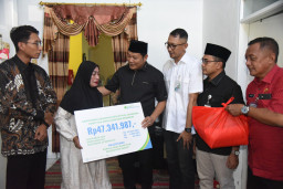 Bupati Sidoarjo Serahkan Santunan Ke Keluarga Korban Kecelakaan Lingkar Timur dan Keluarga Kades Buncitan Sedati