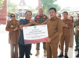 Terima 30 Kursi Taman CSR Bank Jatim, Bupati Sidoarjo Ajak Warga Jaga Fasilitas Alun Alun dan Taati Peraturan