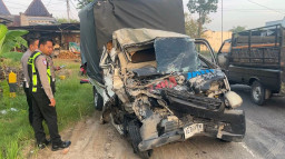 Diduga Mengantuk, Pikap Tabrak Truk dan Pemotor di Ngawi, 3 Orang Luka