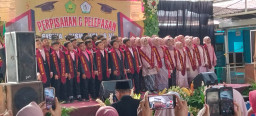 Air Mata Haru dan Tepuk Tangan Riuh Warnai Pelepasan Siswa Kelas VI MI Al Huda Lebo Sidoarjo