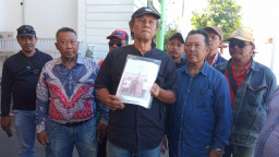 Baca juga : Saat Pemeriksaan di Kejari, ‎Kades dan BPD Disebut Tahu Sejak Awal Dugaan Alih Fungsi TKD Damarsi Jadi Rumah Kos Elit ‎