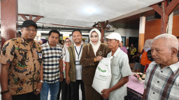 Ringankan Beban Warga Miskin, 2.052 KPM di Sidoarjo Terima Bantuan Pangan Beras 40 Kilogram dan Minyak Goreng 4 Liter