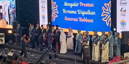 Baca juga : Wisuda ke 31 SMP - MA Bilingual Al Amanah Junwangi Cetak Generasi Unggul, Rektor UINSA Bakar Semangat Hadapi Medsos