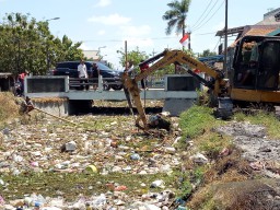 Sampah Sungai Gedangan Menumpuk, Pemkab Turunkan Alat Berat dan 6 Dump Truk