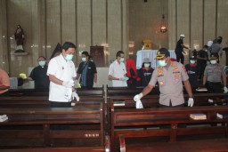 Tangkal Virus Corona, Giliran Gereja dan Klenteng di Sidoarjo Disemprot Disinfektan