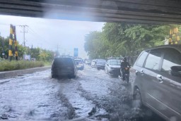 Hujan Deras 45 Menit, Pengguna Jalan Keluhkan Langganan Banjir di Depan Lippo Plaza Sidoarjo