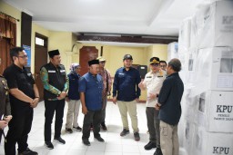 Plh Gubernur Jatim Tinjau Kesiapan dan Distribusi Logistik Pemilu 2024 di Sidoarjo