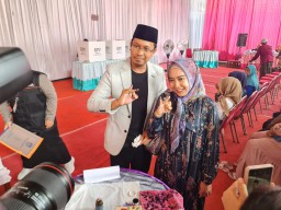 Nyoblos di TPS 09 Kenongo Tulangan Bersama Gus Ali, Gus Muhdlor dan Ning Sasha Tunjukkan Celup Tinta