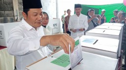 Wabup Sidoarjo dan Keluarga Nyoblos di TPS 04 Pabean Sedati