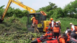 Cegah Banjir di Waru dan Taman, Tim Gabungan Pemrov Jatim dan Pemkab Sidoarjo Bersihkan Sungai Buntung