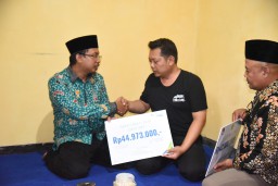 Bupati Sidoarjo Beri Santunan Keluarga Petugas PPS Lebo Sidoarjo yang Meninggal Dunia