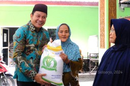 Pemkab Sidoarjo Pastikan Warga Kurang Mampu Taman Dan Waru Terima Bantuan Beras 10 Kilogram