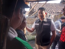 Rumah Bakal Diperbaiki BAZNAS, Langgeng Sudiyono Menangis Haru Disambangi Plt Bupati Sidoarjo