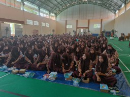 Dongkrak Rasa Percaya Diri, Dokter RSUD Notopuro Ajak Siswa dan Guru SMAN 4 Sidoarjo Jaga Kesehatan Kulit dan Gigi