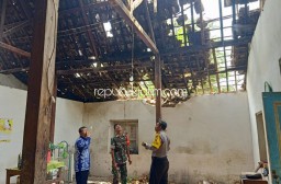 Rumah Warga Ponorogo Rusak Parah Tertimpa Pohon Tumbang