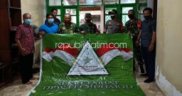 Petugas Gabungan Hentikan Aktivitas, Amankan Berbagai Atribut di Sekretariat FPI Sidoarjo
