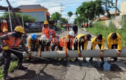Petugas Kerja Bhakti untuk Normalisasi Wilayah Terdampak Puting Beliung di Krian