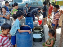 Dipasok 5.000 Liter Air PDAM, Korban Puting Beliung Krian Masih Ngaku Kurang
