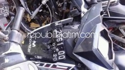 Kakak Beradik Tewas Usai Motornya Tabrak Truk Parkir