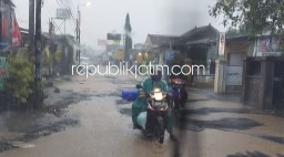 Mulai Diuruk, Perbaikan Jalan Kwangsan Sedati Terhambat Hujan