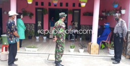 Bhabinkamtibmas dan Babinsa Wirobiting Prambon Turut Tracing Covid-19