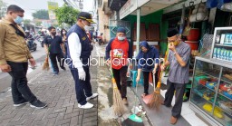 Pj Bupati dan Pengurus MWC NU Kompak Bersihkan Trotoar Gedangan